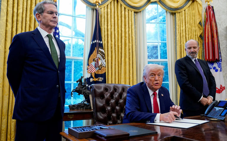 Experts predict 2025 recession, white house dismisses concerns