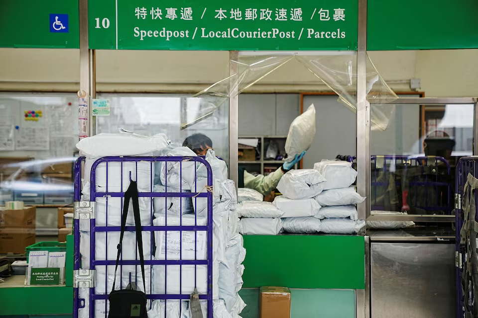 US reduces De Minimis tariff on Chinese shipment to 54%