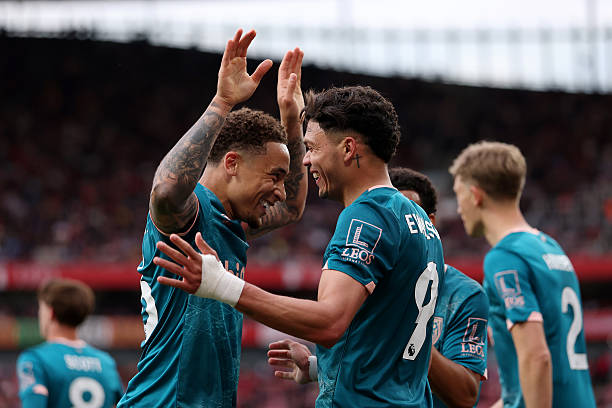 Bournemouth stun Arsenal 2-1 at Emirates with second-half goals from Huijsen and Evanilson, denting Gunners' form ahead of PSG Champions League clash.