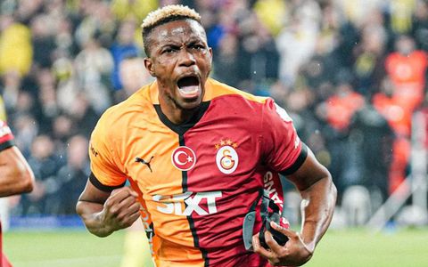 Victor Osimhen celebrates after scoring the winning header for Galatasaray against Besiktas in the Istanbul derby.