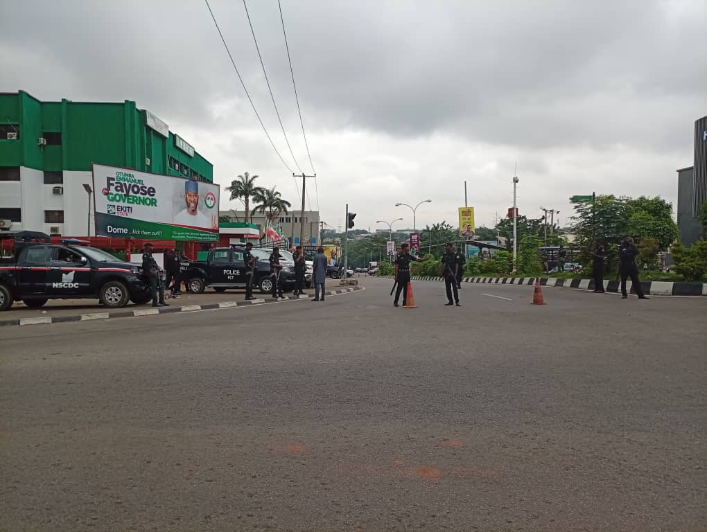 Security agencies at the national secretariat of the Peoples Democratic Party, PDP, in Abuja. 