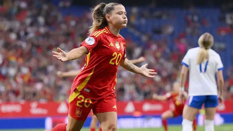 Claudia Pina scores twice as Spain beat England 2-1 to reach the Nations League semi-finals; Russo had given the Lionesses a first-half lead.