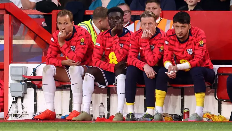 Senegal stun England 3-1 in Tuchel’s first loss. Kane scores early, but goals from Sarr, Diarra & Sabaly seal historic win. England look lost, fans furious.