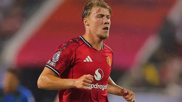 AC Milan want Man Utd's Rasmus Hojlund on loan with €4m fee and €40m buy option, as United near Sesko signing and consider options for the Danish striker.