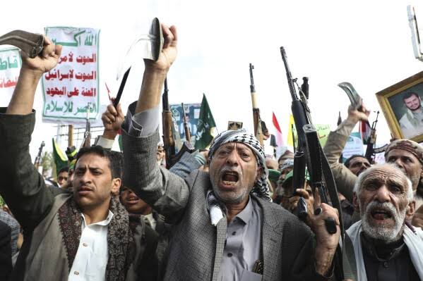 Houthi supporters chant slogans during a weekly anti - Israel rally in Saana, Yemeni (AP News)