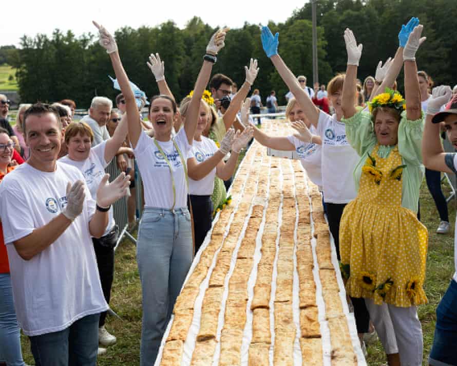 Croatian village breaks world record with 3km strudel line