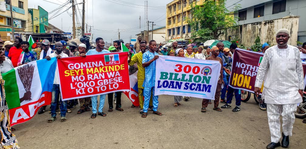 Oyo APC protests in Ibadan in support of lawmaker opposing Governor Makinde’s ₦300bn loan approval.