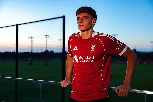 Liverpool’s £26m defender Giovanni Leoni out for a year with ACL injury suffered on debut vs Southampton, leaving Slot with just three centre-backs.