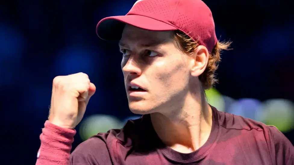 Jannik Sinner eased past Alexander Bublik 6-4, 6-3 to reach the Vienna Open semi-finals, extending his indoor winning streak to 19 matches.