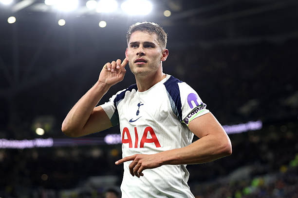 Van de Ven’s brace and Sarr’s late goal gave Tottenham a 3-0 win at Everton, ending the Toffees’ home unbeaten run and lifting Spurs to third in the Premier League.