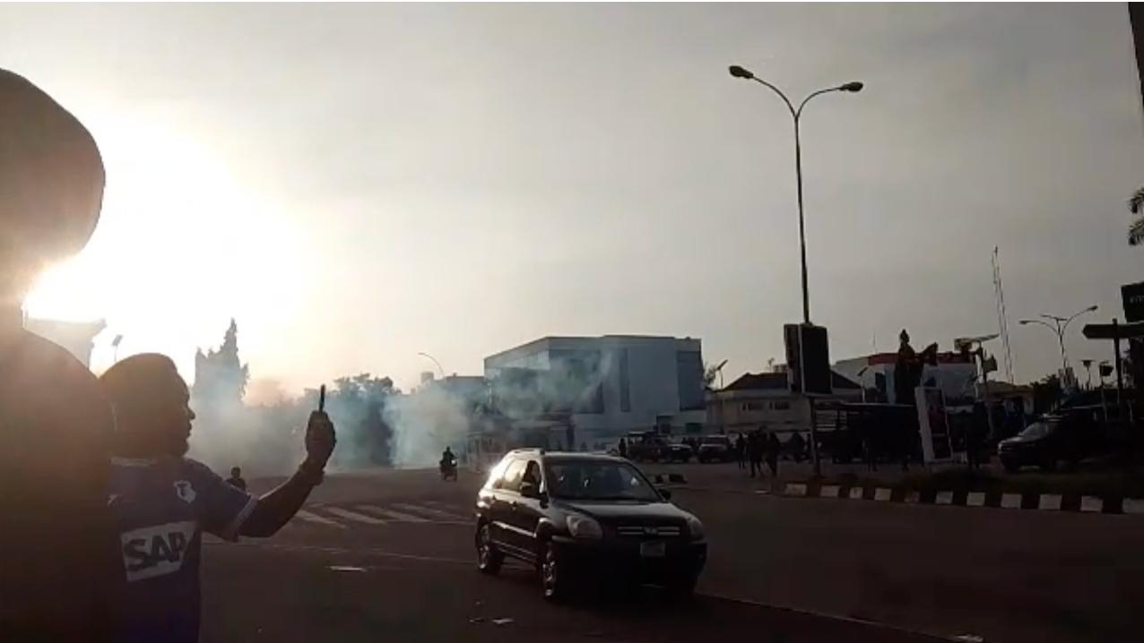 Security forces fire tear gas at #ReleaseNnamdiKanuNow protesters in Abuja to disperse crowd demanding IPOB leader’s release.