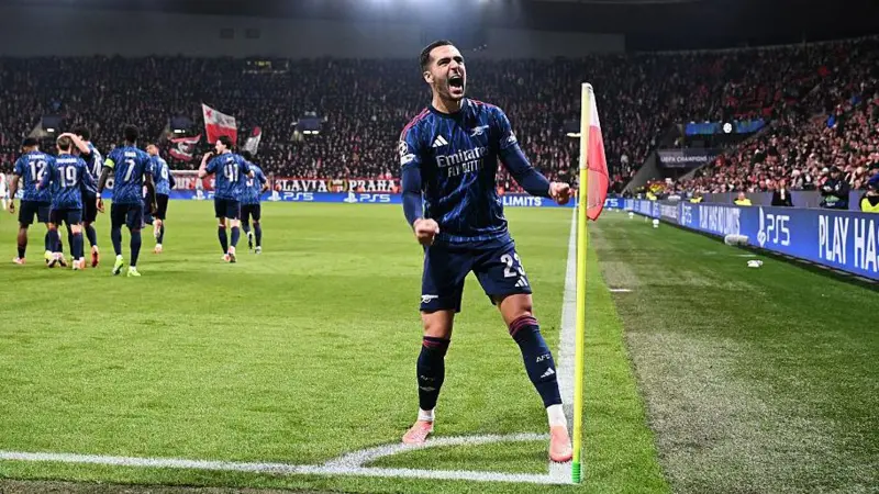 Merino scores twice as Arsenal beat Slavia Prague 3-0; Saka nets from the spot and 15-year-old Dowman becomes youngest ever Champions League player.