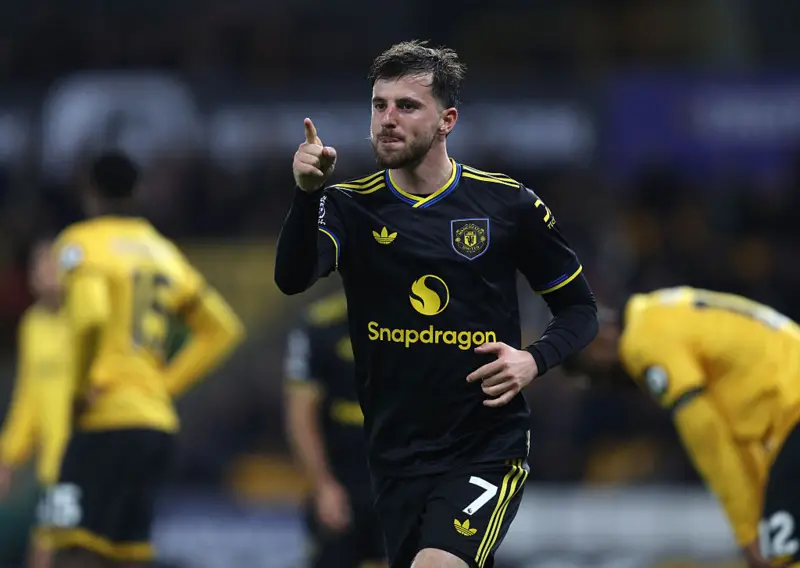 Man Utd crush Wolves 4-1 as Fernandes scores twice; Mount and Mbeumo seal win. Wolves stay bottom with eighth straight loss and just two points from 15 games.