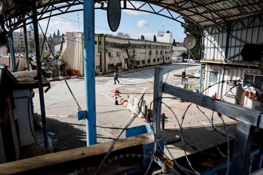 Israeli forces tear down Unrwa headquarters in Jerusalem