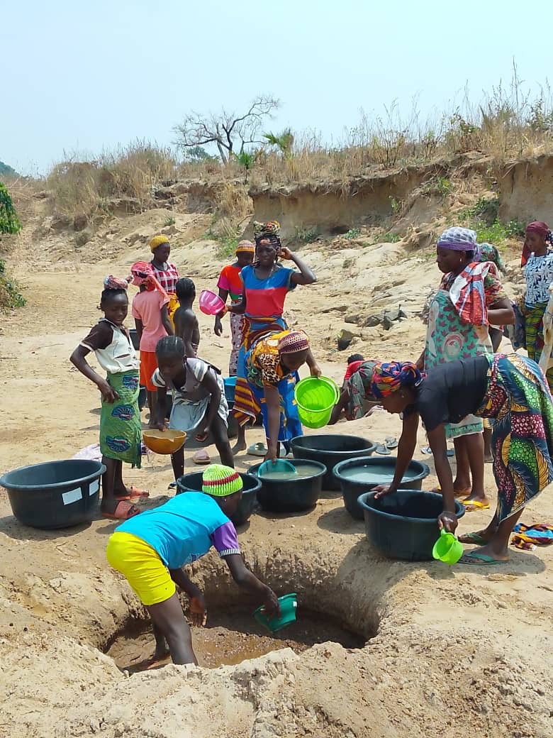We suffer daily: How Niger residents dig for mould water to Survive