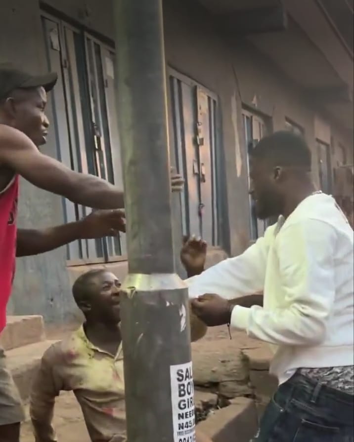 A viral video has sparked outrage after a man allegedly attempted to lure a young girl hawking avocados with N1,000 for sexual purposes.